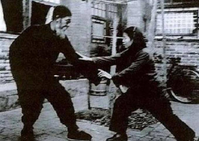 在狱中自创绝世武功,他一拳可击飞5个壮汉,成为非物质