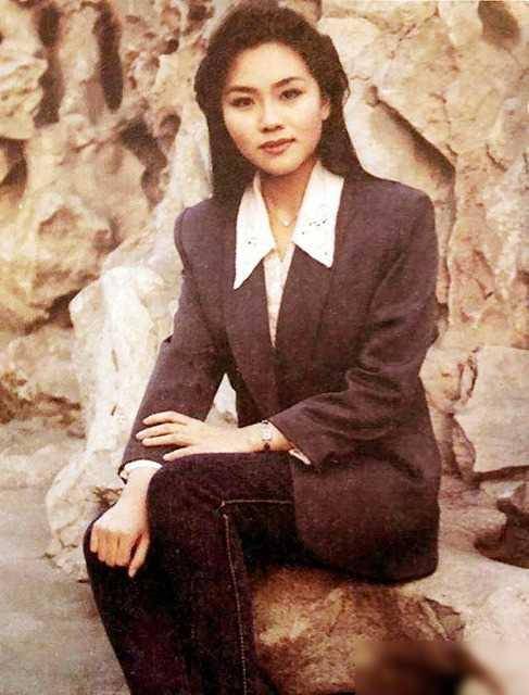 一级播音员方静:传涉嫌"间谍门"隐退央视,客死异乡不