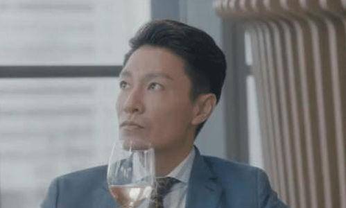 有网友评价李宗翰的演技没有出道之时出彩,他年轻时期颜值在线,脸上