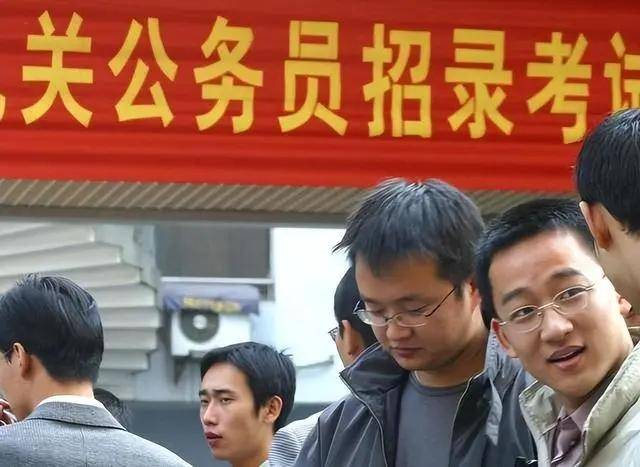 实际上,基层公务员工资虽然只有4000元左右,但是他们的隐性福利却很好