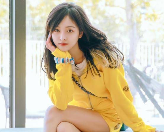 有种"破洞裤"叫吴宣仪,嫌洞太大用回形针补救,上身效果超a_穿着_都会