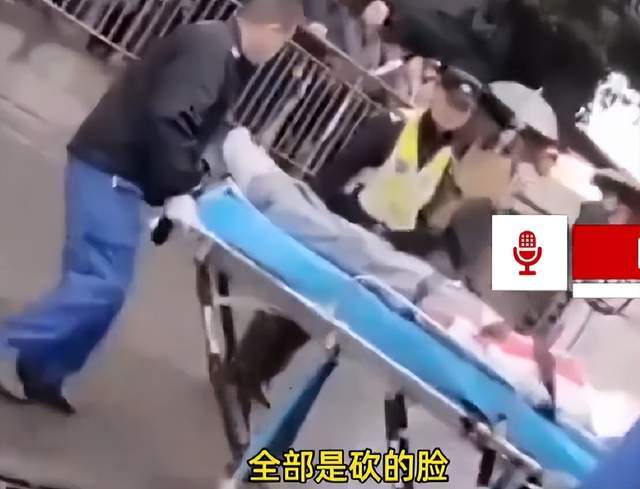那男子的心胸与气度实在太让人失望了,一言不和,大打出手,甚至提刀