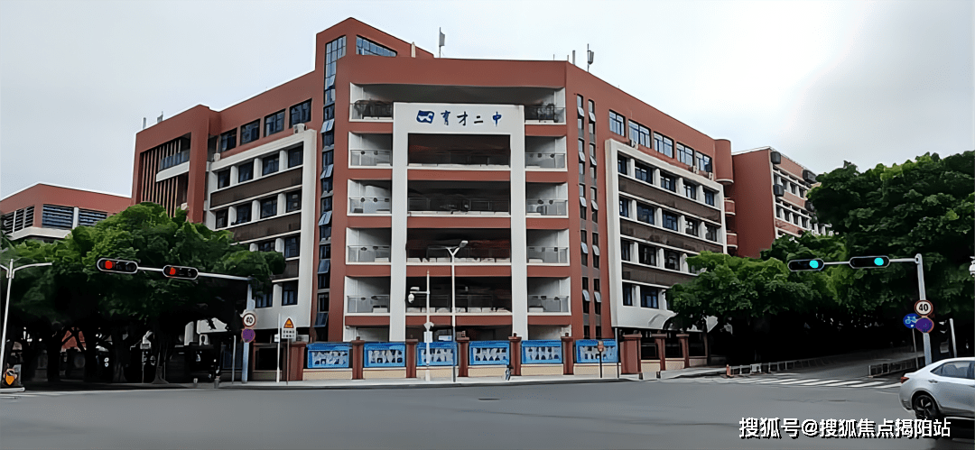 小学学区在育才三小的学区范围内,中学学区在育才二中的学区范围内.