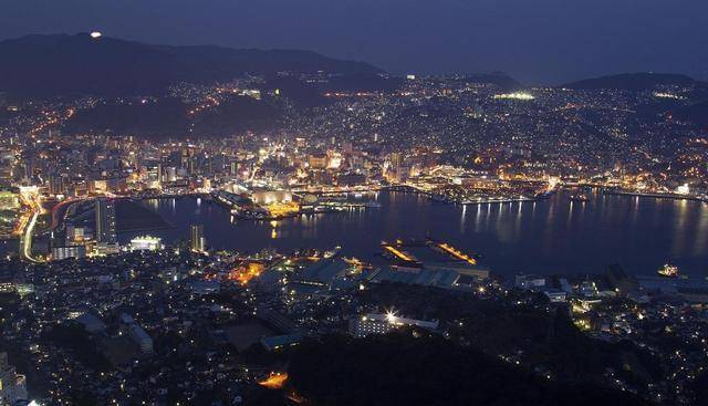 原子弹炸后百年内不能住人,如今广岛长崎住满人,怎么回事?