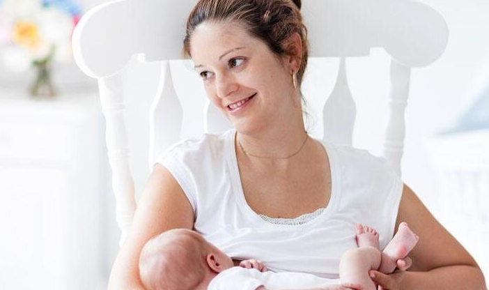 为什么宝宝母乳至少吃到六个月？这几个好处妈妈要知道