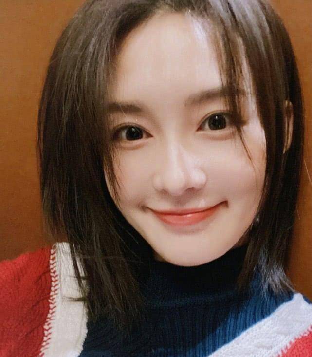 羞涩躲墙后只露一只眼睛,却意外撞脸李一桐_网友_瞬间_角度