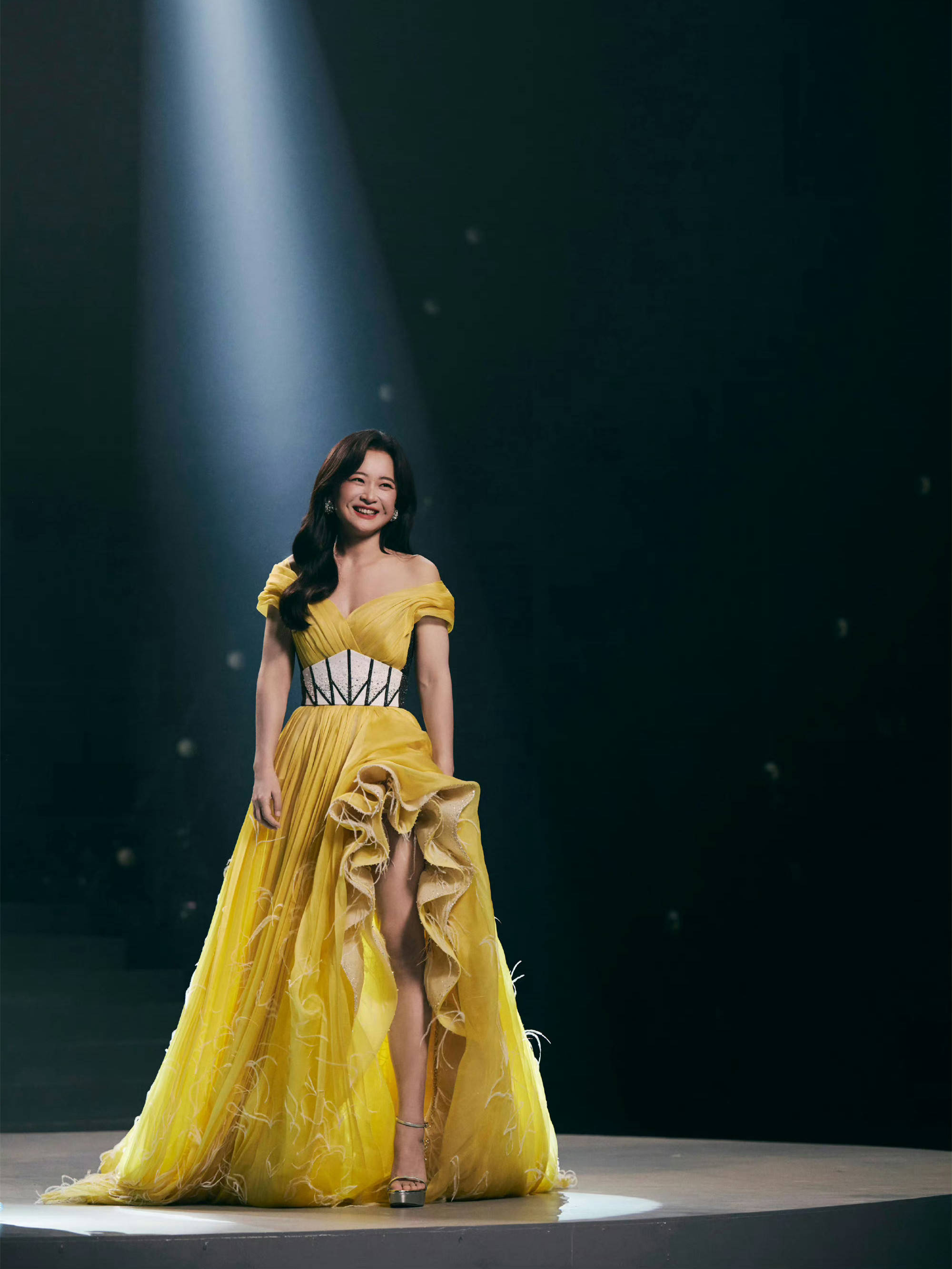 从喜剧演员到"女团偶像",穿上"黄色战袍"的贾玲,还有人看吗_形象_戏路