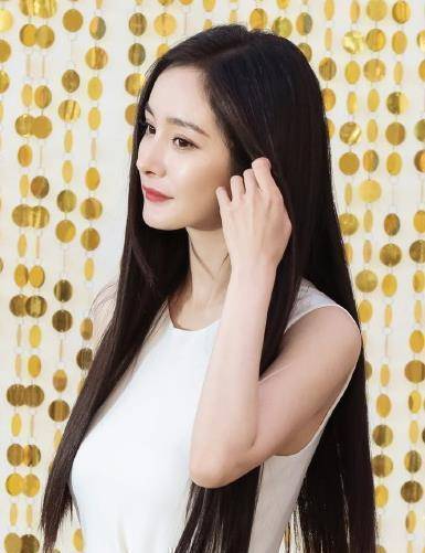 杨幂上海路透曝光,穿白裙气质优雅,黑长直显女神风范_活动_造型_状态