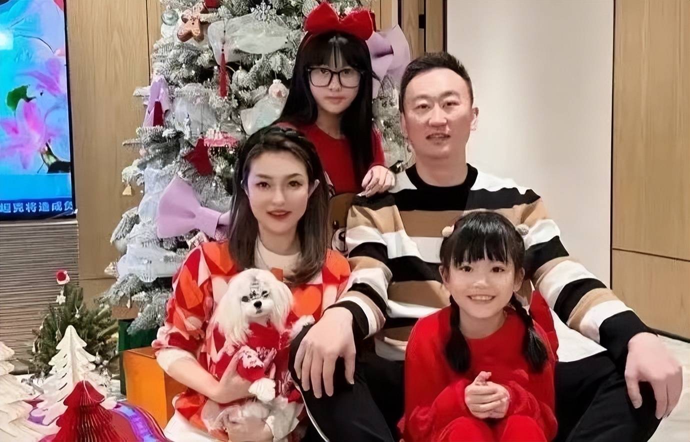 妻子好年轻 美若天仙,妻女3人同框似姐妹_指导_青岛男篮_女儿