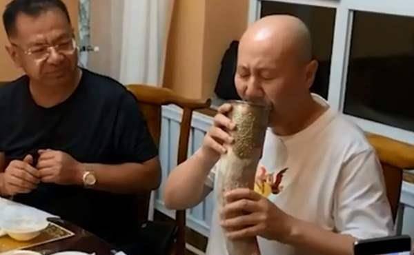 腾格尔曾说:"光在喝酒上就花了几百万,没房没车,媳妇也没了"_爱好