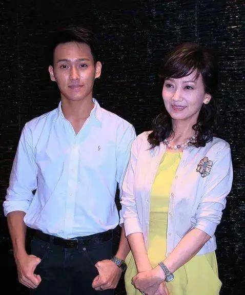 赵雅芝的3个儿子:长子47岁次子44岁,小儿子37岁,个个让她骄傲_黄锦燊