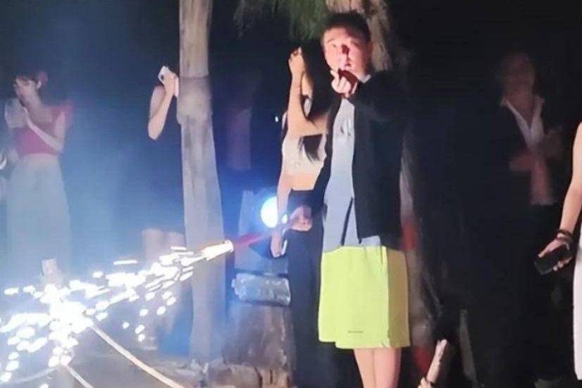 王思聪穿3万外套搂美女逛街,女方和前任是闺蜜,现任发文显伤感_小羽