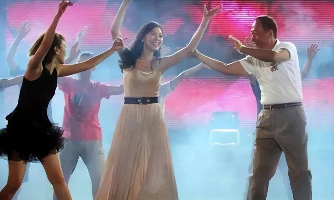 从舞蹈老师变成首富太太,母凭子贵坐拥上百亿_曾馨莹_刘嘉玲_和林