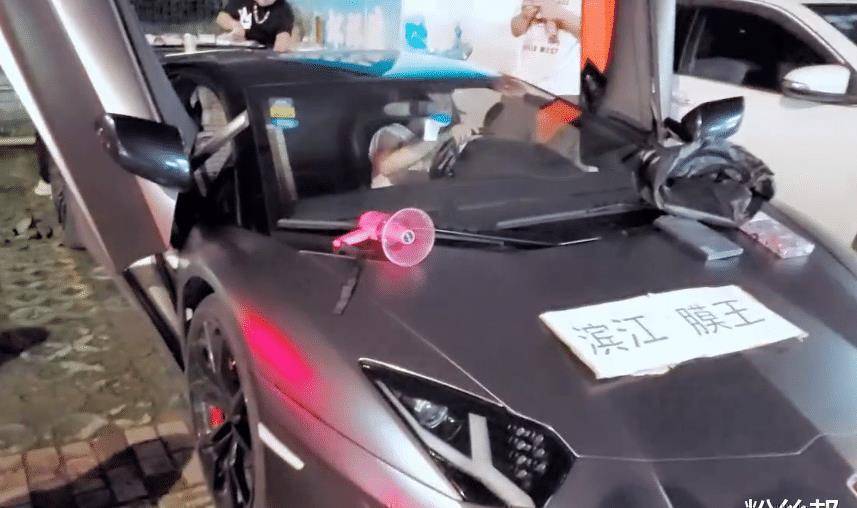 进价10块卖10块,虎牙洋气黄开兰博基尼摆地摊贴膜,不