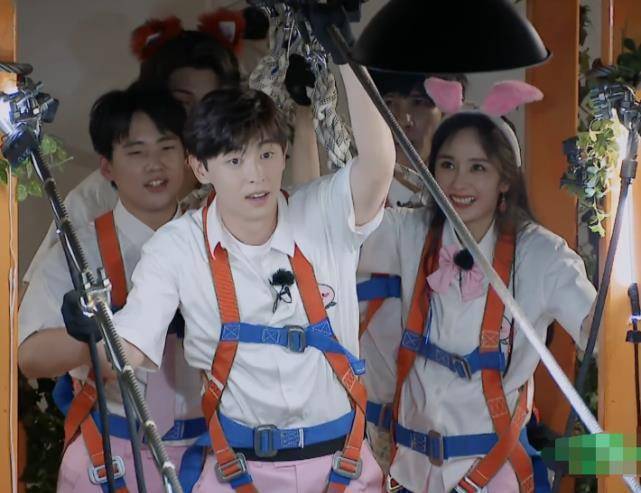 邓伦挑战高难度通道,吓得不敢往前走,谁注意其他人的反应?