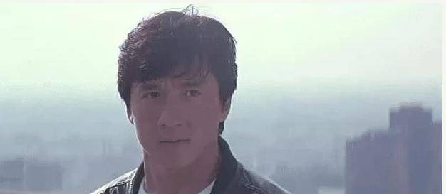 1997年,成龙为悼念恩师从21楼纵身一跃,跳出世界纪录名震好莱坞_电影