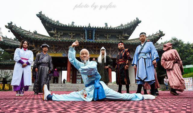 天波杨府,八十岁的杨家将传人向我们展示高难度的武术_枪法_开封_花园