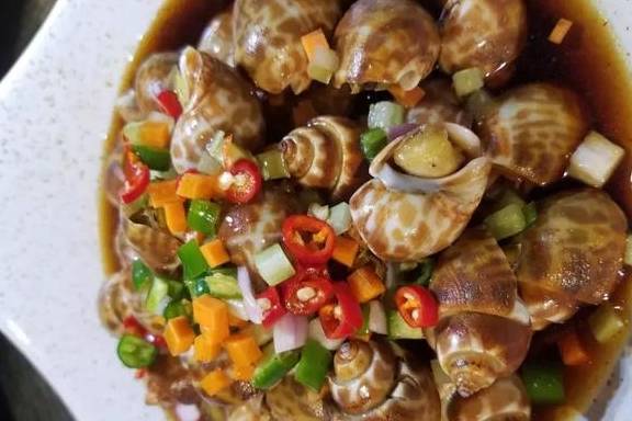 首脑会议,此菜色泽红亮麻辣鲜嫩烫香,采用农家自制井水豆腐和熊猫猪
