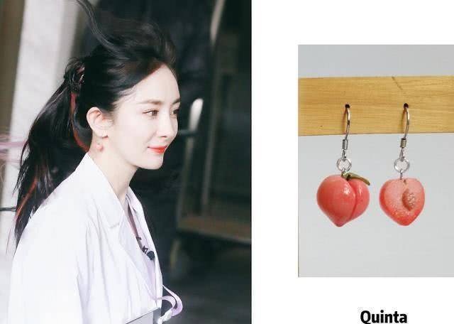 杨幂最近真的是很爱水蜜桃造型的耳环,水蜜桃耳环俨然成了他穿搭石的