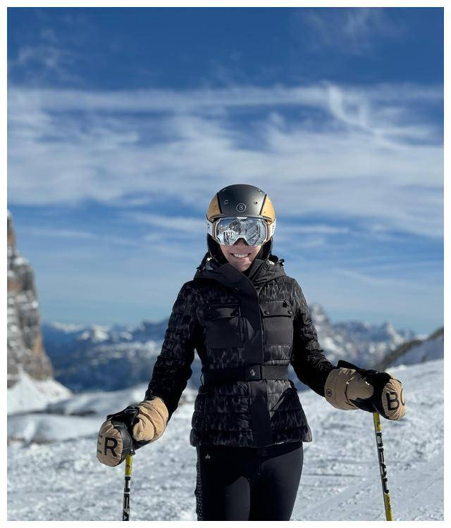 并且雪地里拍摄照片的她架势十足,傅明宪相当享受这一的旅程,晒出很多