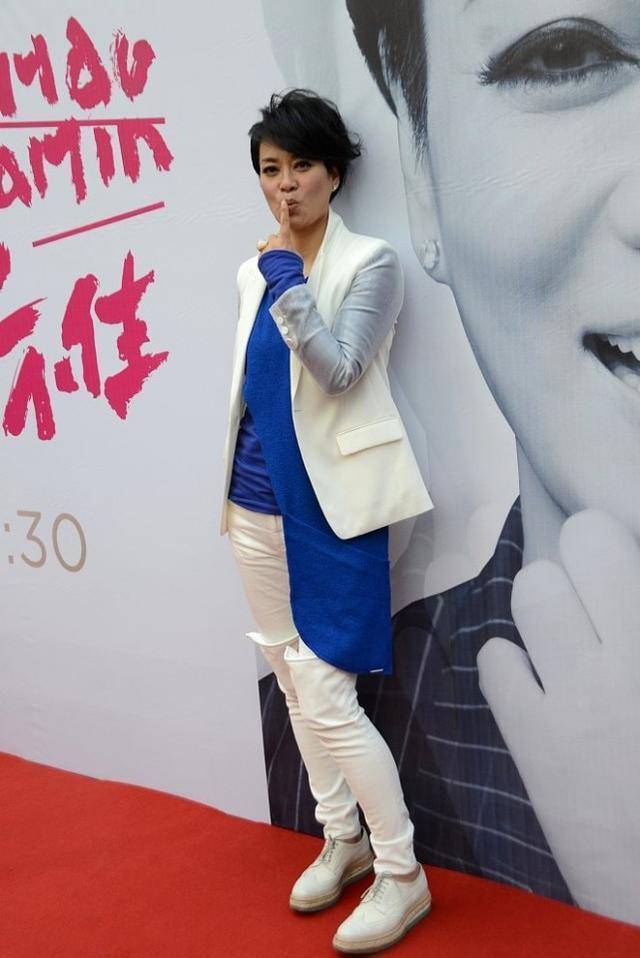 毛阿敏私底下和普通人没两样,素颜出镜不在乎颜值,穿得真随性