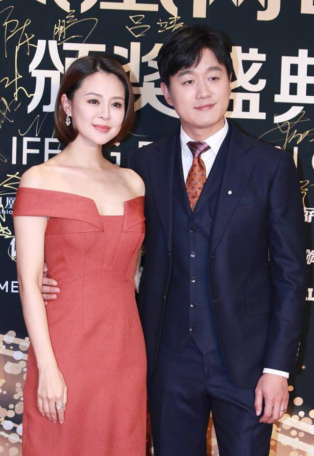 佟大为妻子关悦好大气啊,穿红色礼服看着很端庄,和佟大为真般配_女性