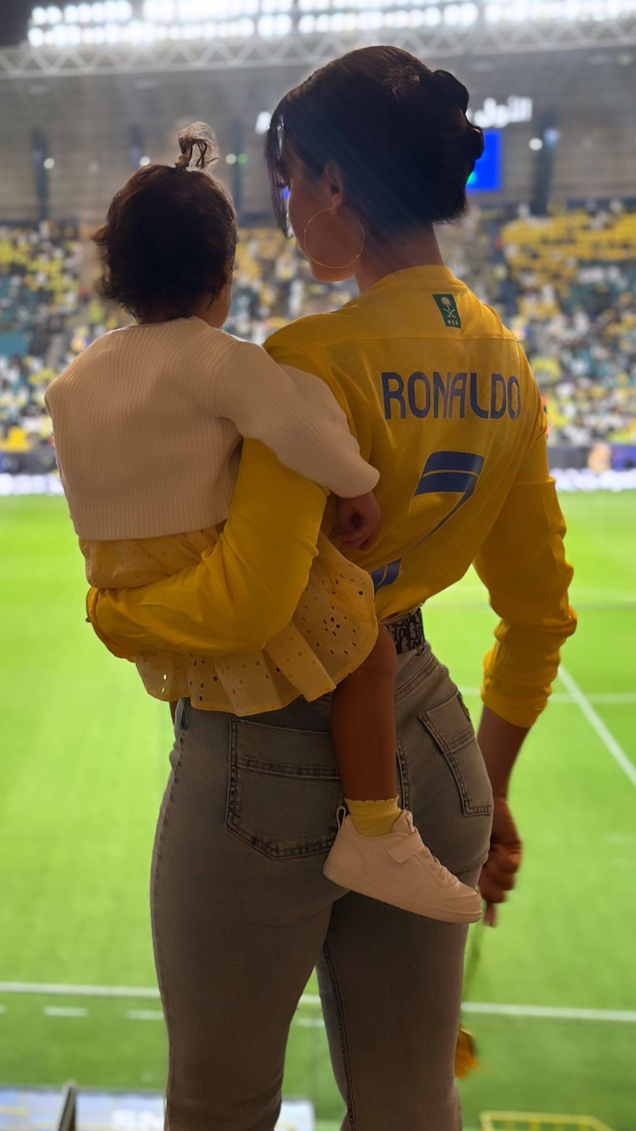 乔治娜还晒出了当天观看比赛的照片,画面中的乔治娜抱着小儿子迷你罗