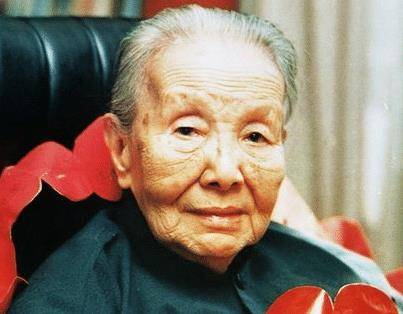 冰心去世后,墓碑上竟然刻着"教子无方,枉为人表",得罪了谁?