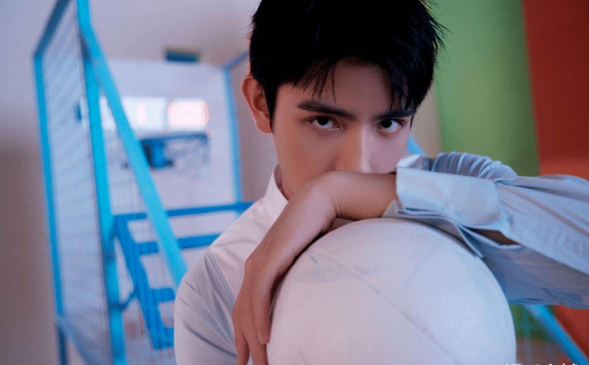 陈飞宇大片来袭,身穿西装尽显绅士范,看完后都沦陷了!