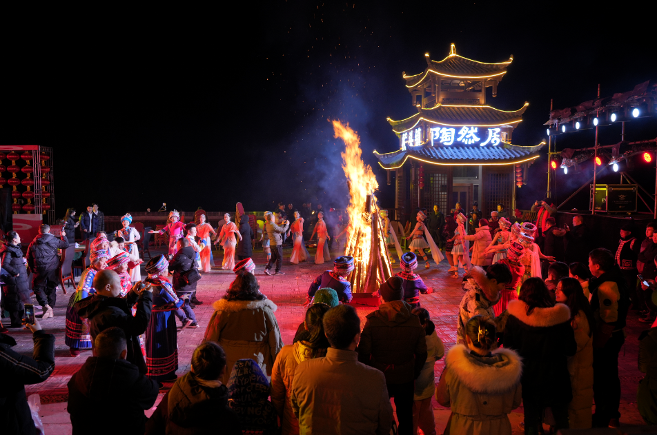 嘉宾还有:市委宣传部帮扶集团各成员单位和有关市级部门负责人,谭新生