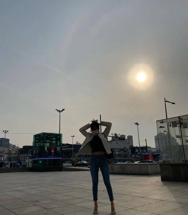 泫雅真够拼穿十公分高跟鞋骑摩托,逆光拍照靠身材吸引眼球,让人舍不得