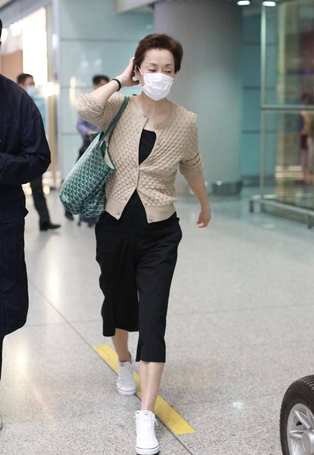 毛阿敏私底下和普通人没两样,素颜出镜不在乎颜值,穿得真随性_女性