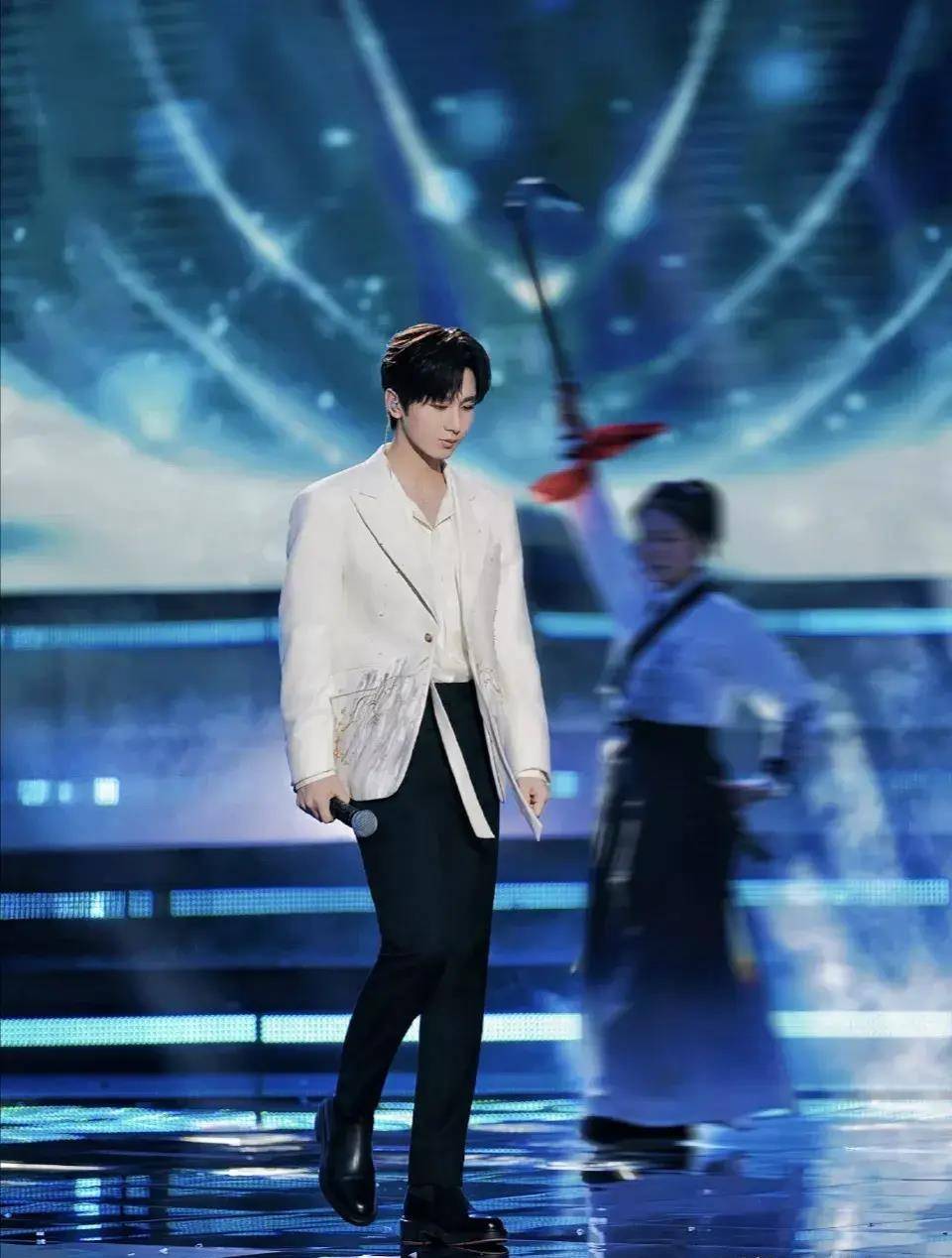 视听盛典,男星偏爱白色,肖战帅气,成毅迷人,周深有型,王晰酷_造型