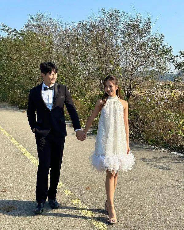 tvb男演员郭子豪向女友求婚成功,女方感动爆哭,曾被指是第三者_向邓卓