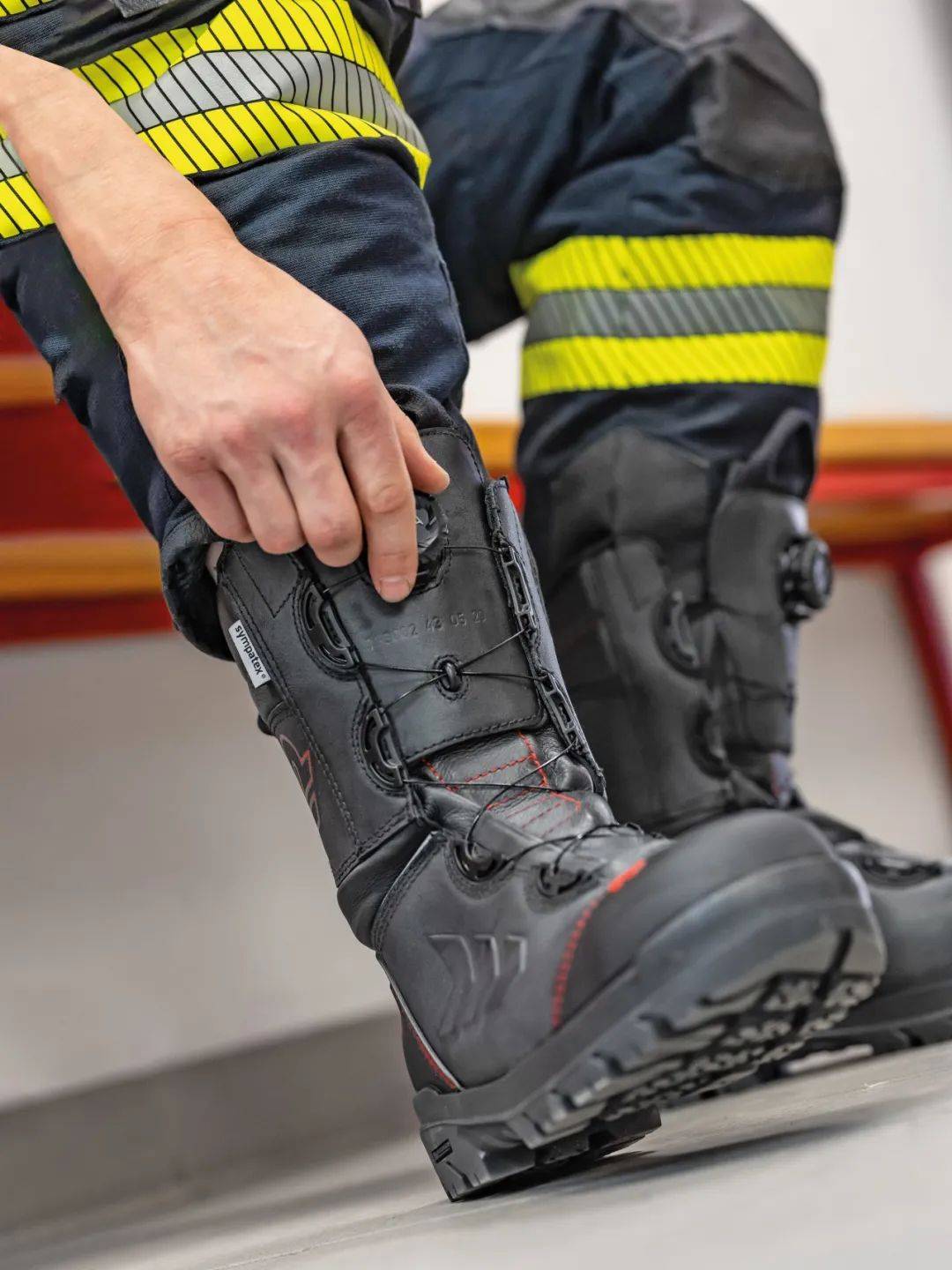 4代灭火防护靴的蝶变,致力于解决快速穿脱和重量减轻!_调节_鞋带_设计