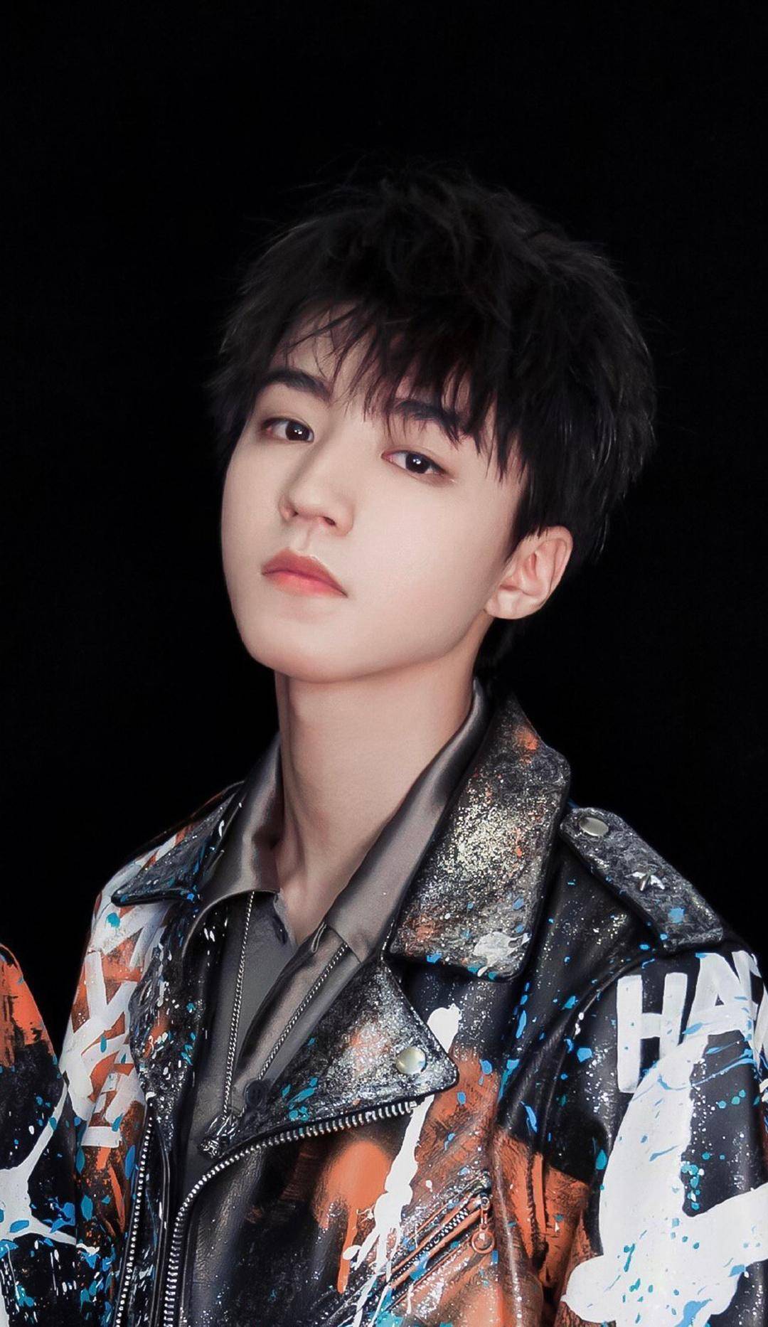 流量小生王俊凯,包裹严实游游乐园,被粉丝一眼识出_生活_明星_鲜肉