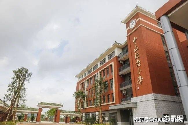 项目毗邻西湾外国语学校(已开学),社区外还有中山纪念小学(已开学)