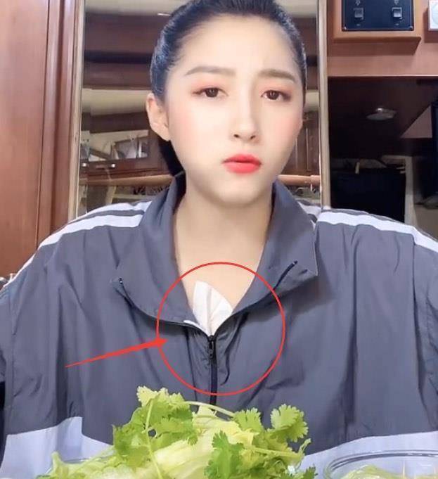 关晓彤转型做"吃播"?