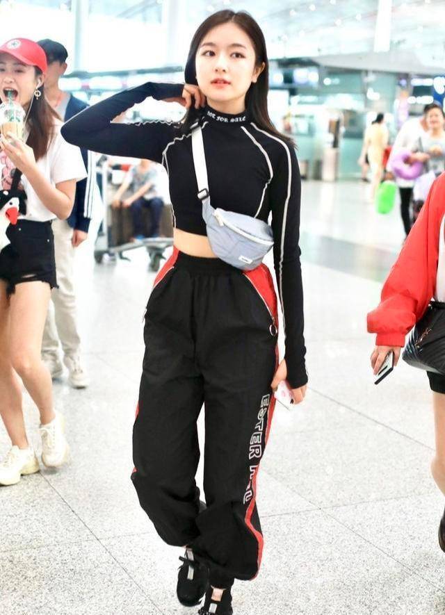 李兰迪瘦了真惊艳,黑色短上衣配运动裤,邻家酷女孩风真时尚_张子枫