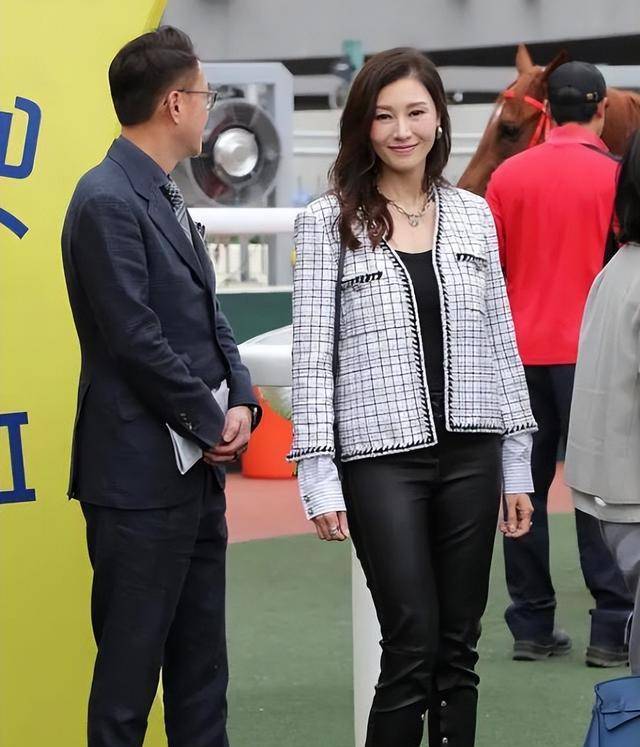 61岁许晋亨陪李嘉欣现身马场,牵着老婆的手,十指相扣很恩爱_徐镇亨