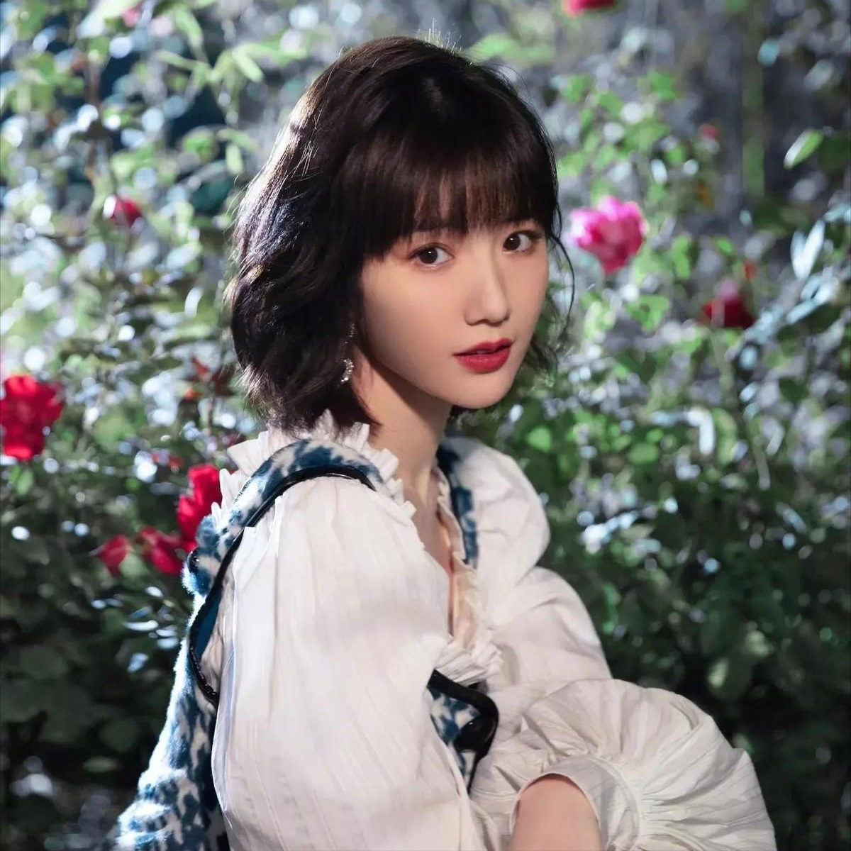 毛晓彤:出生被父亲抛弃,妈妈辛苦养大,成名后被渣爹勒索5000万