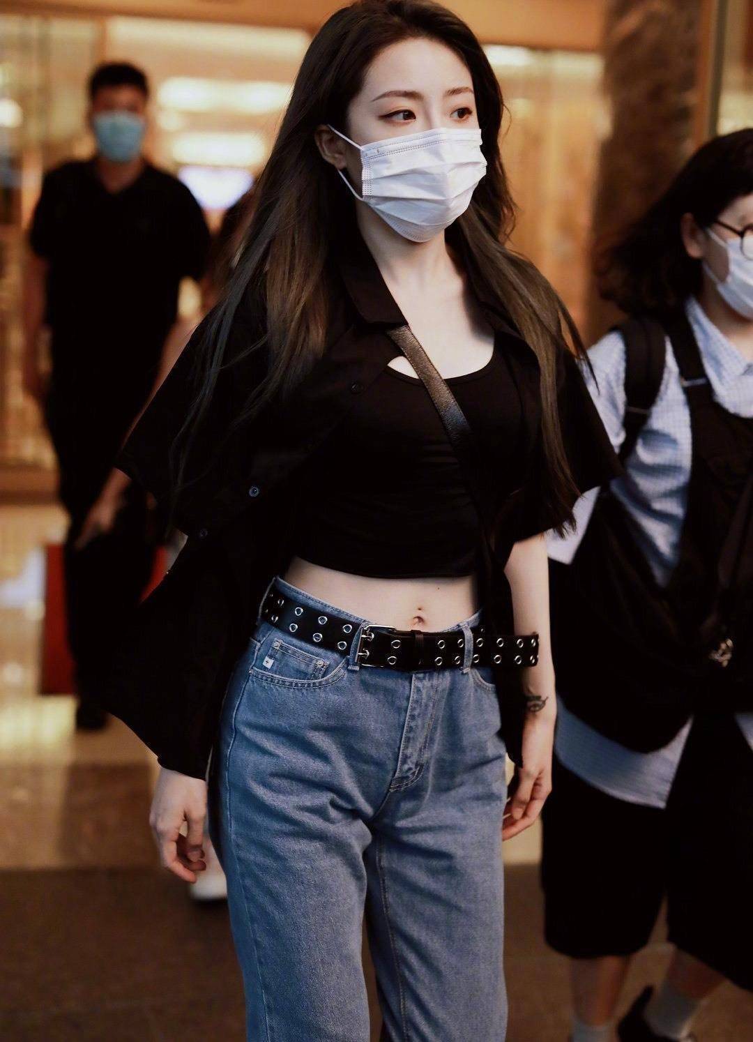 喻言在上半身穿上了一件黑色的露脐上衣,将她纤细的腰部完全展现了