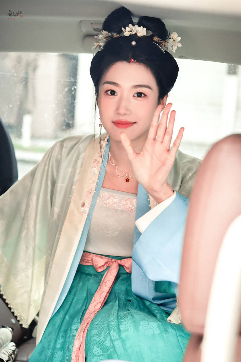 女星卢昱晓身材这么好,穿古装抹胸上围竟如此傲人,全身包裹仍非常性感