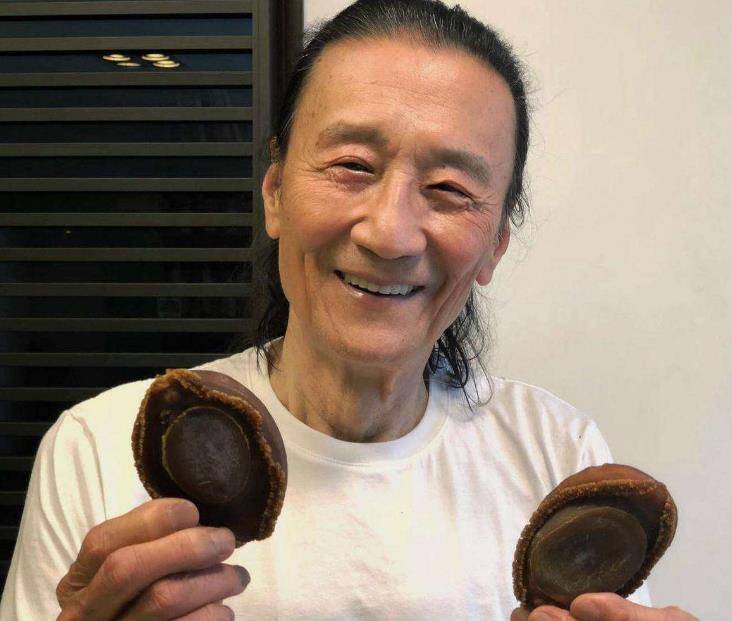 看到他不戴墨镜的样子,你就明白了_谢霆锋_模样_时候