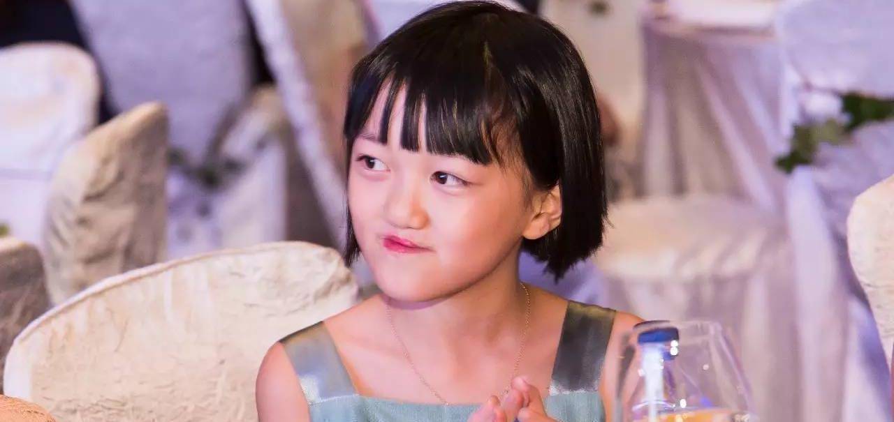 李嫣近照被曝光,无ps照美貌不输王菲,当年"兔唇女孩"像极了妈妈!