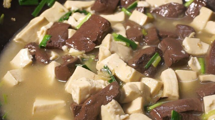 非常鲜嫩的猪血豆腐汤,也是一道简单的家常菜,喜欢吃辣的可以加一些干