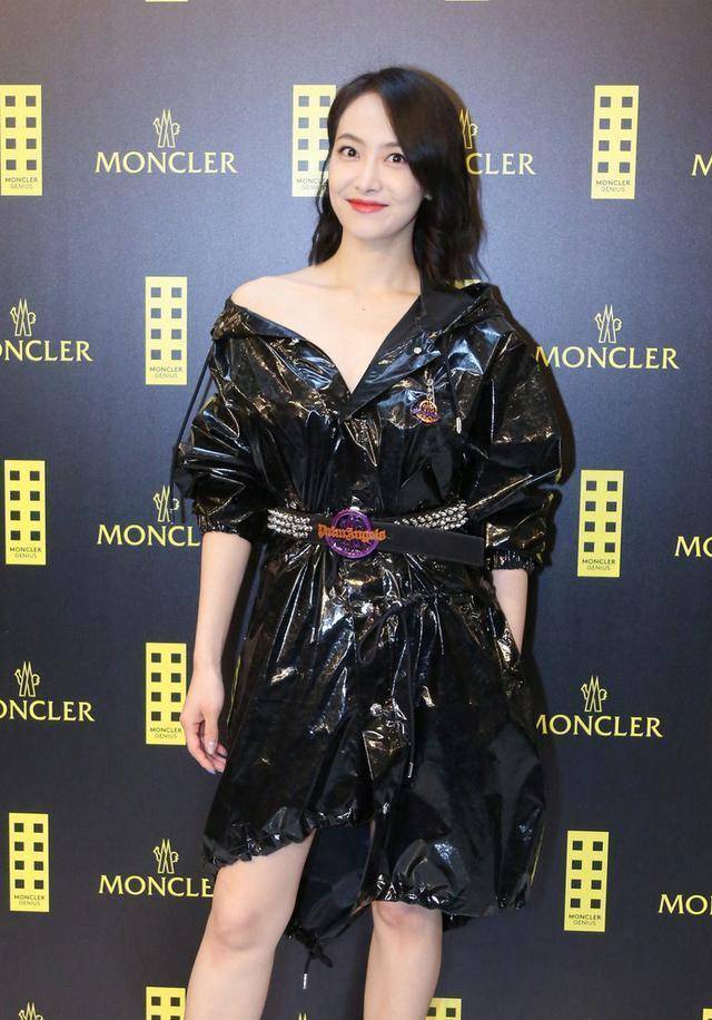 宋茜霸气出场,身穿另类皮衣露香肩,好身材秀出高级感_时尚_黑色_款式