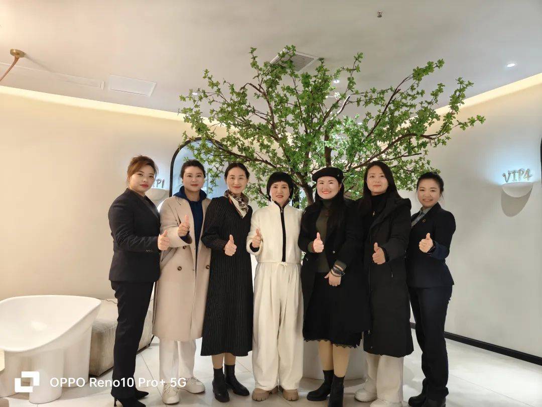 圣宇天宸总经理余萍带领大家参观了各个板块,随后进行了座谈交流并