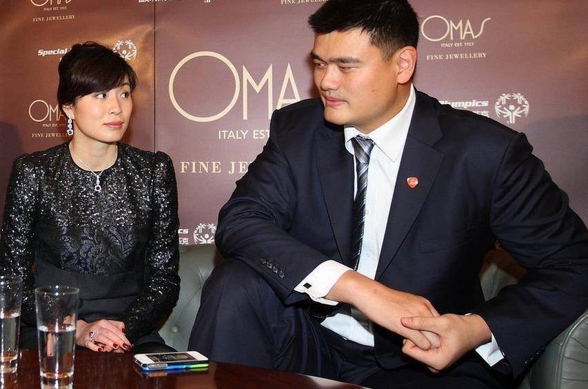 姚明妻子42岁仍风韵犹存,13岁女儿2米身高抢镜,国籍问题引争议_叶莉