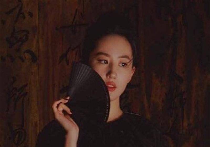 刘亦菲晒自拍,特意把衣服打上马赛克,大眼睛高鼻梁引人注意.